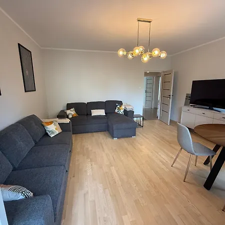 Friends & Family Ken 80m2, Metro Stoklosy Appartement