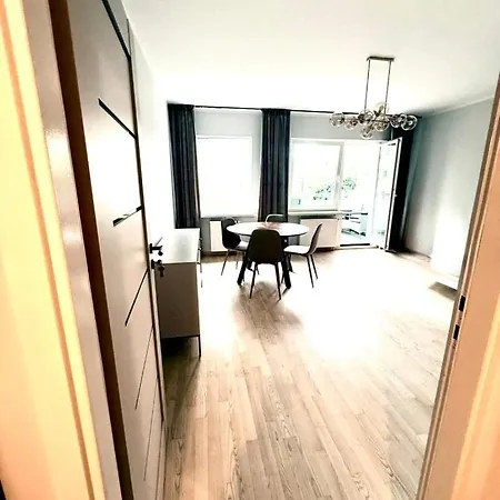 Friends & Family Ken 80m2, Metro Stoklosy