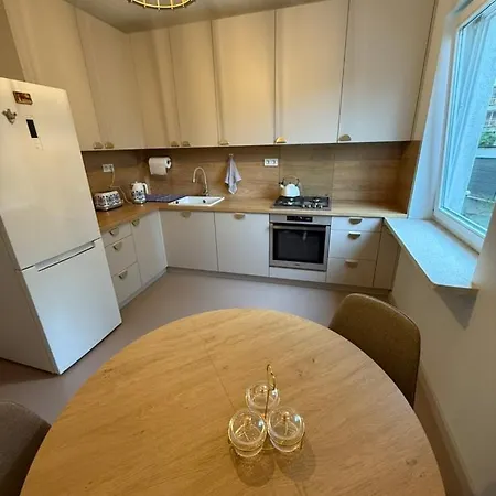 Friends & Family Ken 80m2, Metro Stoklosy Appartement