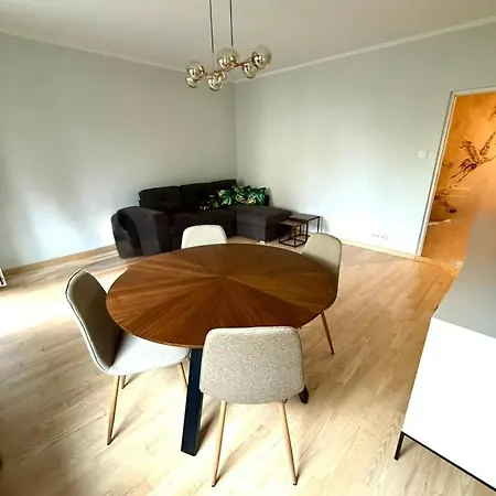 Friends & Family Ken 80m2, Metro Stoklosy Varsovia