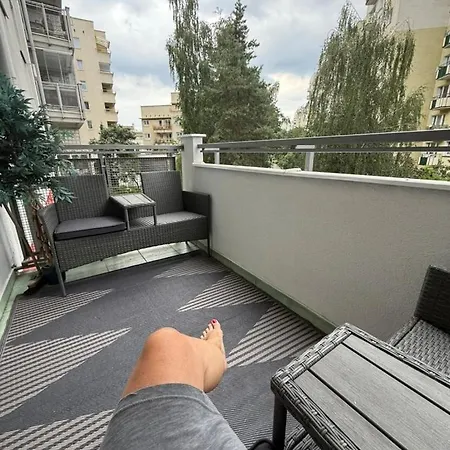 Friends & Family Ken 80m2, Metro Stoklosy Appartement