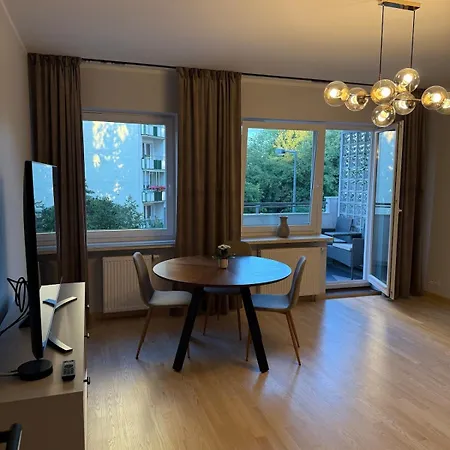 Friends & Family Ken 80m2, Metro Stoklosy Appartement