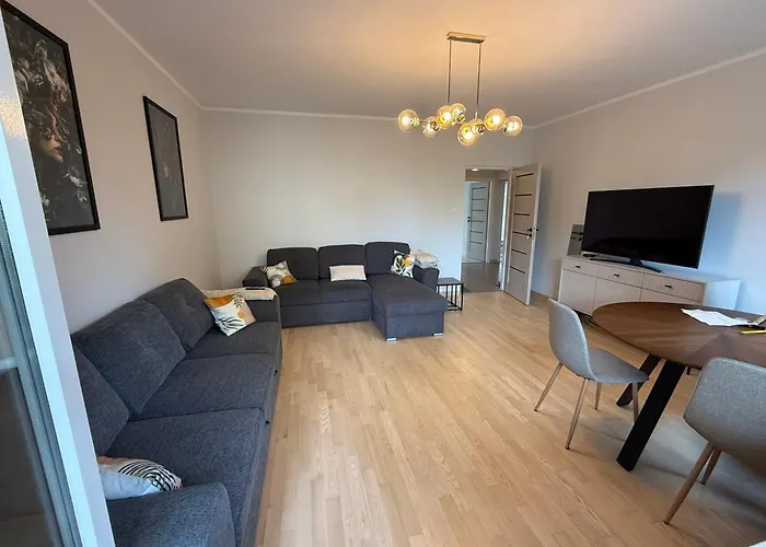 Friends & Family Ken 80m2, Metro Stoklosy Apartment