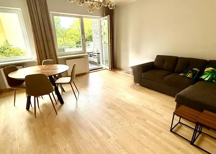 Friends & Family Ken 80m2, Metro Stoklosy Apartment Warsaw