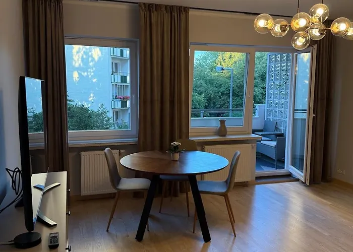 Friends & Family Ken 80m2, Metro Stoklosy Apartment