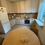 Friends & Family Ken 80m2, Metro Stoklosy Appartement