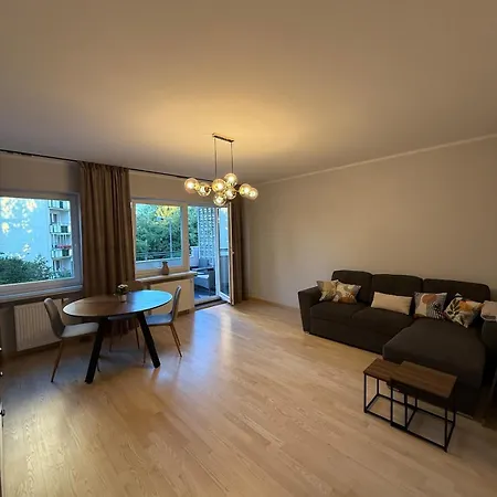 Friends & Family Ken 80m2, Metro Stoklosy ורשה